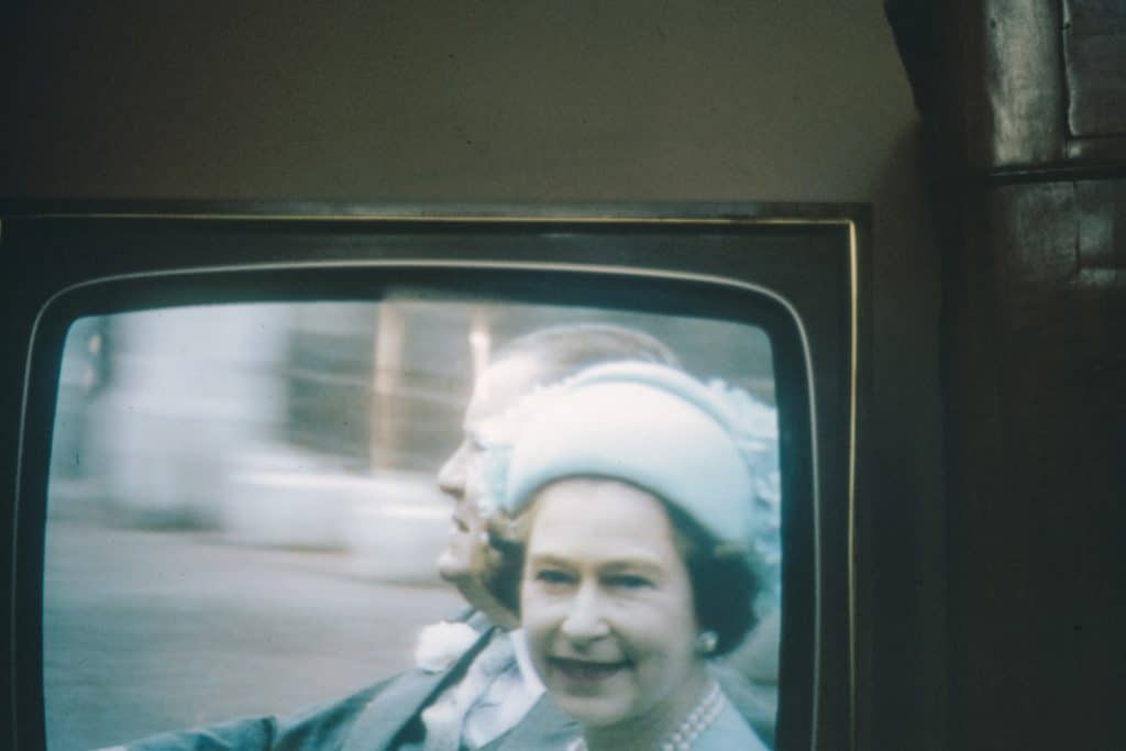 Descriptive Paragraphs About The Queen