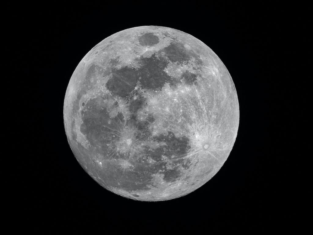  Descriptive Paragraphs About the Moon